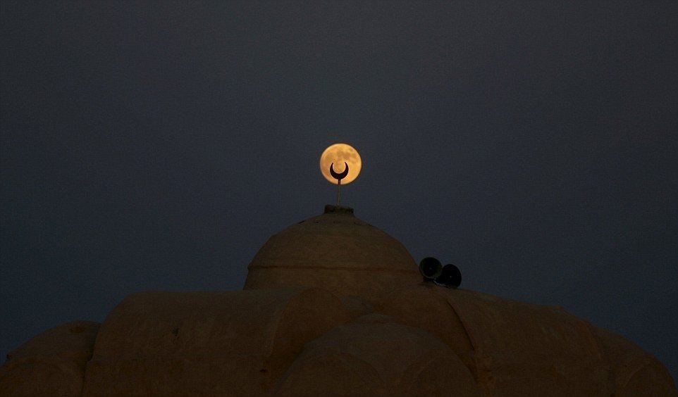 Superúplněk ve světě: Takový pohled na Měsíc se naskytl obyvatelům Egypta.