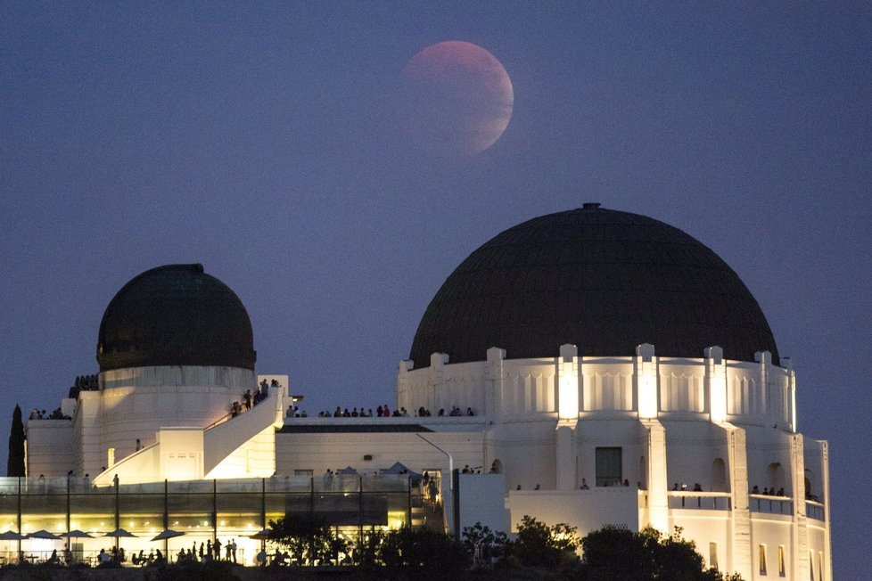 Superúplněk ve světě: Takový pohled na Měsíc se naskytl obyvatelům Kalifornie.