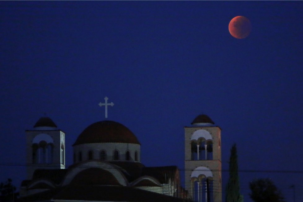 Superúplněk ve světě: Takový pohled na Měsíc se naskytl obyvatelům Kypru.