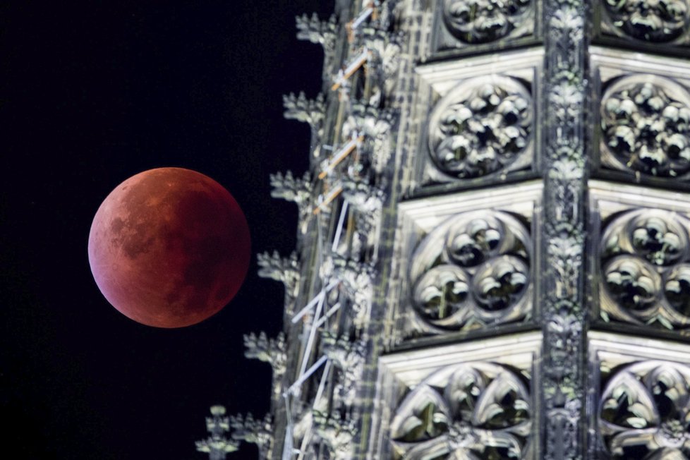 Superúplněk ve světě: Takový pohled na Měsíc se naskytl lidem v Německu.
