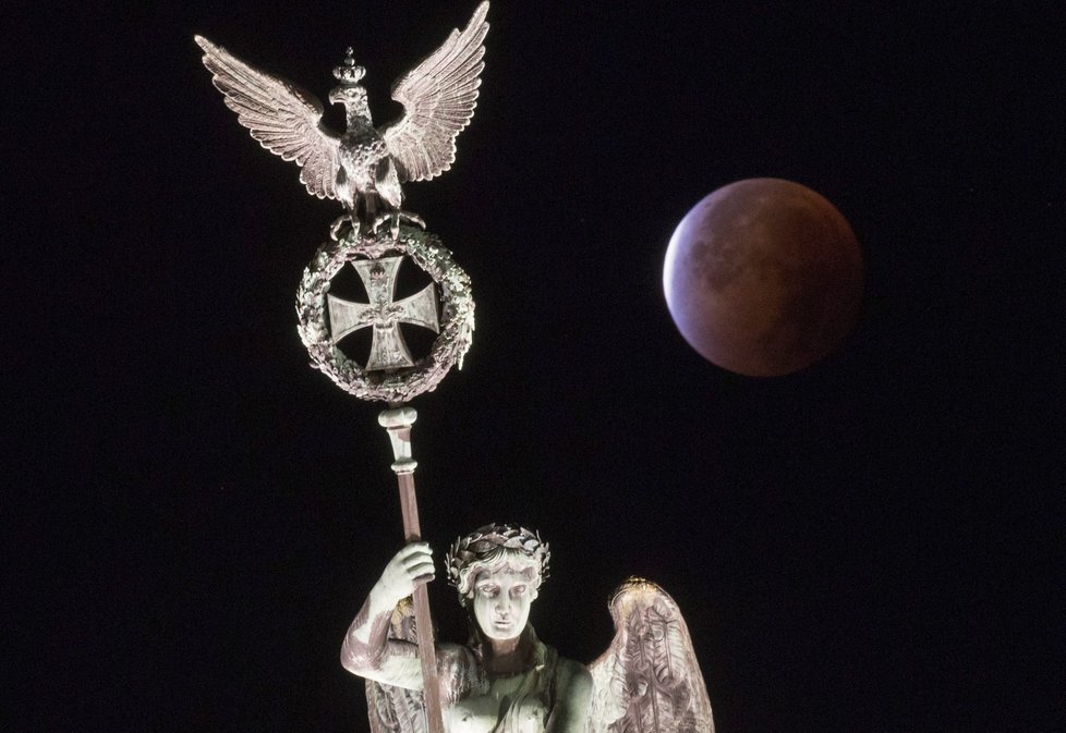 Superúplněk ve světě: Takový pohled na Měsíc se naskytl lidem v Německu.