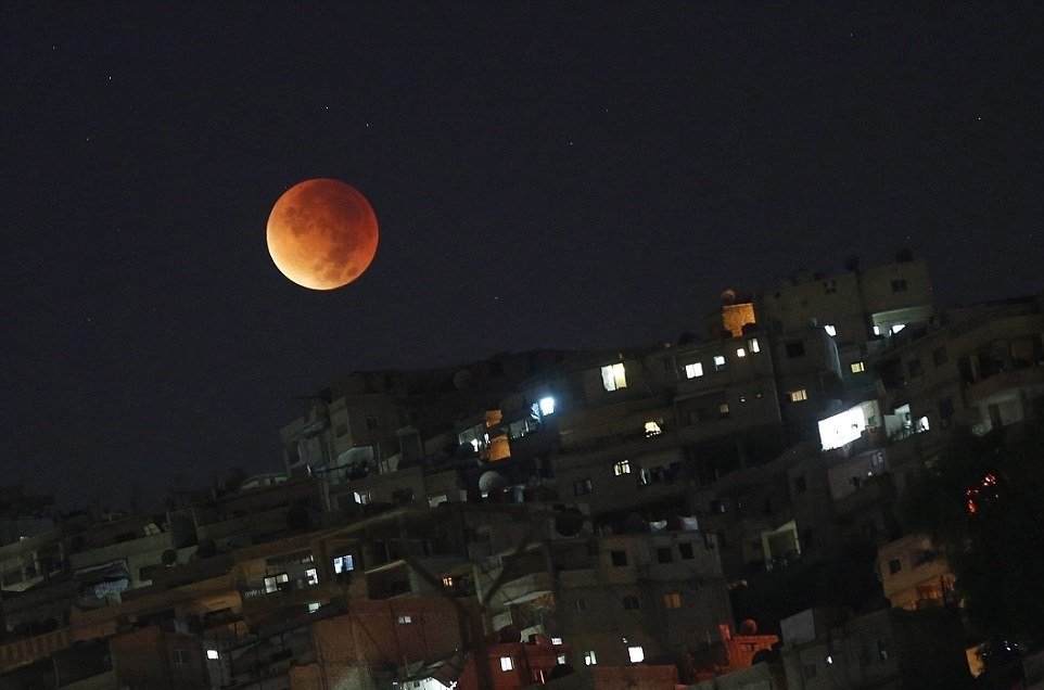 Superúplněk ve světě: Takový pohled na Měsíc se naskytl lidem v Sýrii.