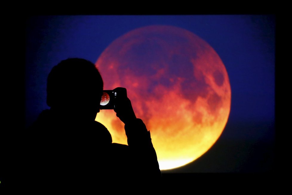 Superúplněk ve světě: Takový pohled na Měsíc se naskytl lidem ve Varšavě.