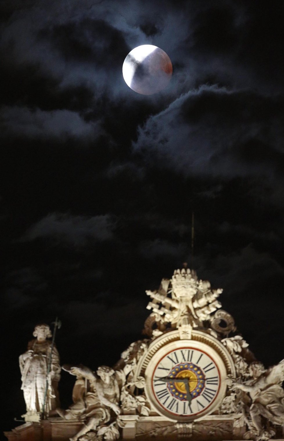 Superúplněk ve světě: Takový pohled na Měsíc se naskytl lidem ve Vatikánu.