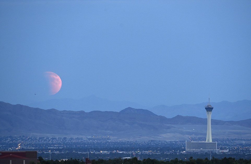 Superúplněk ve světě: Takový pohled na Měsíc se naskytl lidem v Las Vegas.