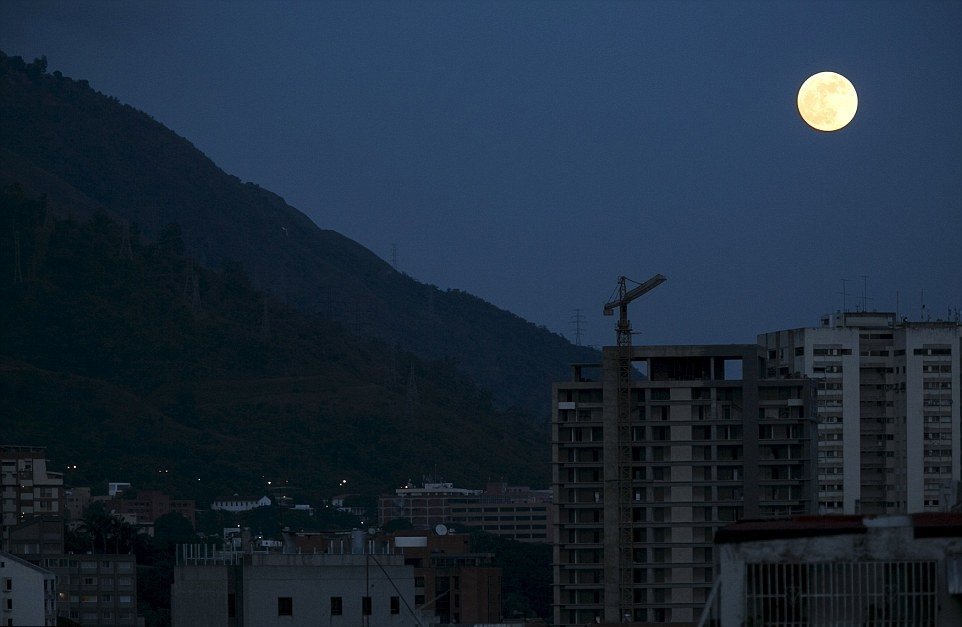 Superúplněk ve světě: Takový pohled na Měsíc se naskytl lidem ve Venezuele.