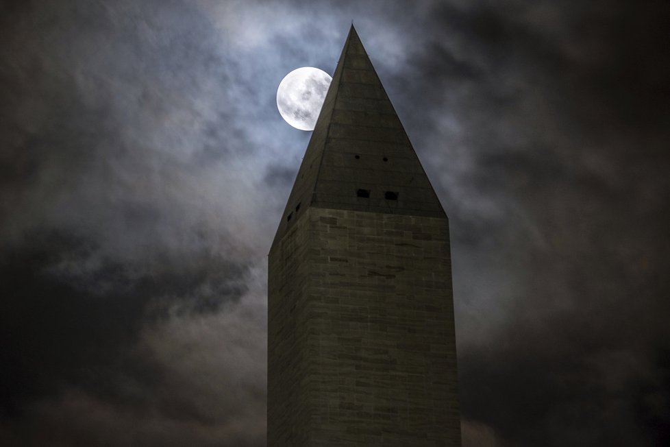 Superúplněk ve světě: Takový pohled na Měsíc se naskytl lidem ve Washingtonu.