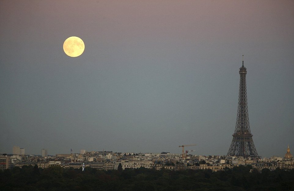 Superúplněk ve světě: Takový pohled na Měsíc se naskytl lidem v Paříži.