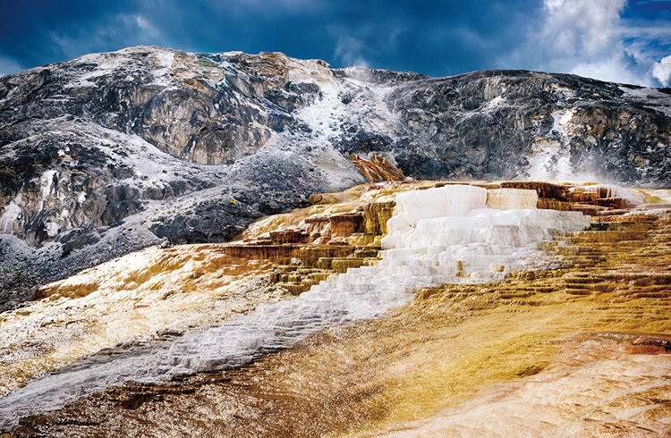 Yellowstonskou kalderu vytvořily tři erupce: před 640 tisíci J Jezírko Morning Glory zbarvují teplomilné bakterie lety, 1,3 milionu a 2,1 milionu let