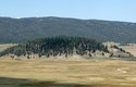 Kruhová devatenáctikilometrová mísovitá prohlubeň nedaleko Los Alamos. Valles Caldera je mladší ze dvou gigantických kalder v této oblasti. Ta starší se nazývá Toledo Caldera a zformovaly jí erupce před 1,45 a 1,15 miliony lety. Valles Caldera vznikla teprve při erupci přibližně před padesáti tisíciletími.