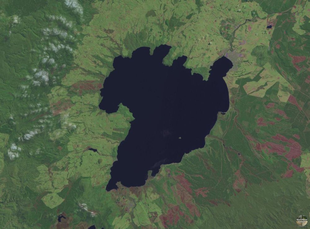 Největší jezero Nového Zélandu dlouhé 46 kilometrů a 33 kilometrů široké je také supersopka. Vznikla při výbuchu před 300 000 lety a naposledy soptila celá kaldera před 26 500 lety. Tehdy také dostala svůj dnešní tvar. Menší výlevy lávy a erupce se ale v této oblasti objevují poměrně často, asi každých tisíc let.