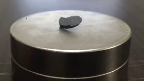 Nový materiál LK-99 levituje nad magnetem. Je to supravodič?