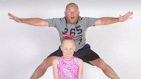 Mladinká australská gymnastka Alex ukazuje na svém instagramovém účtu My Gym Dad odvážné kousky svého úžasného otce.