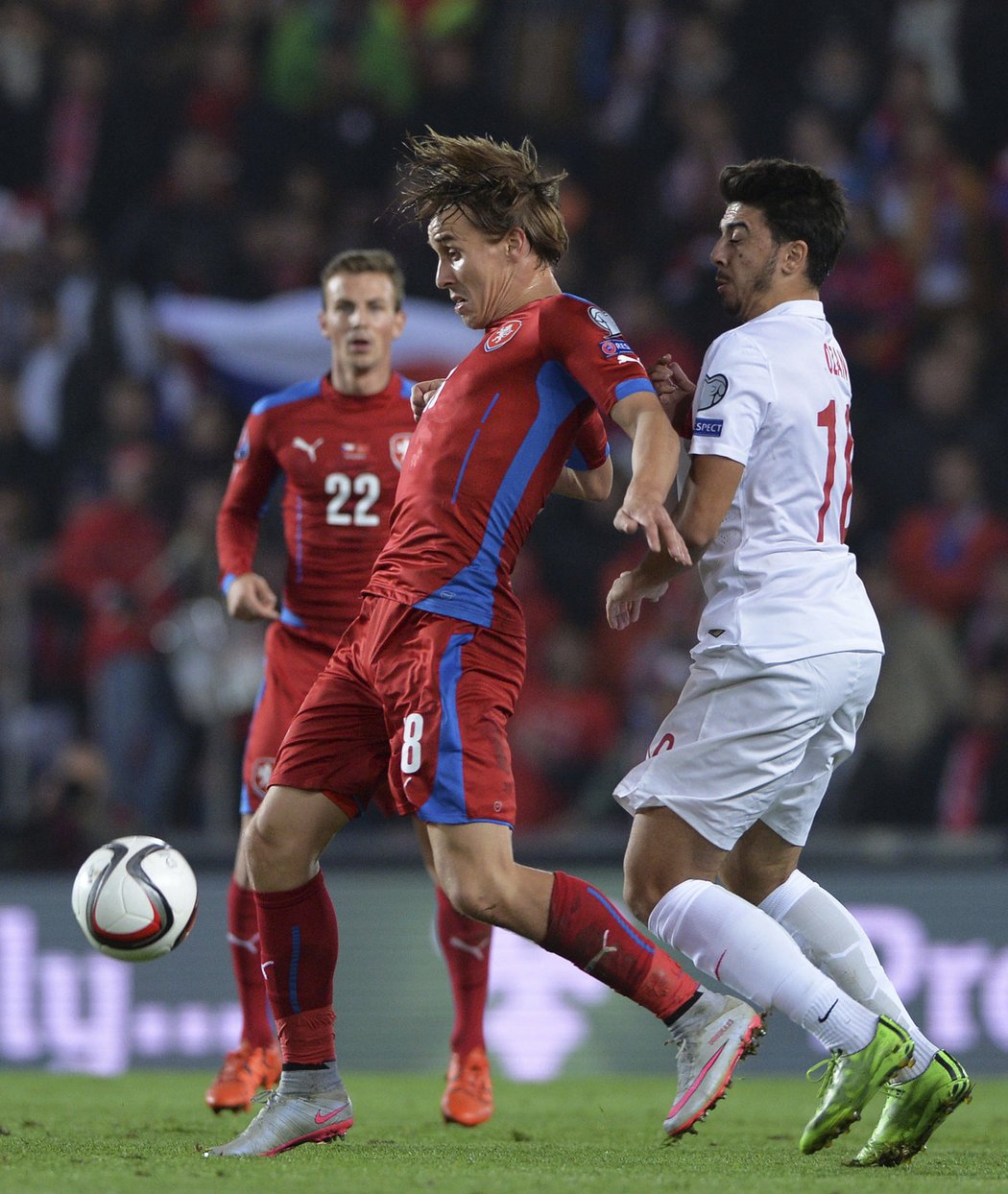 Záložník české reprezentace Josef Šural si kryje míč před tureckým protihráčem