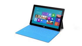 První počítač od Microsoftu oslnil: Jde o tablet kombinovaný s notebookem