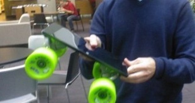 V Microsoftu připevnili k tabletu skateboardová kolečka