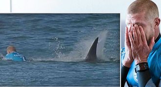 Hrozivé video! Surfaře napadl žralok, zachránil se přesným kopancem
