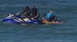 Záchranáři odvážení Micka Fanninga do bezpečí po útoku žraloka