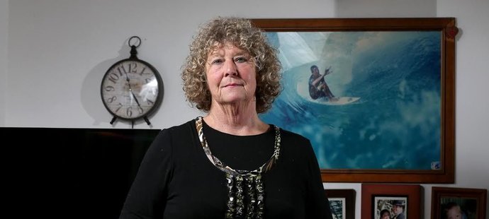 Fanningova matka Liz Osborneová trnula strachy o život svého syna poté, co na něj v přímém přenosu zaútočil žralok