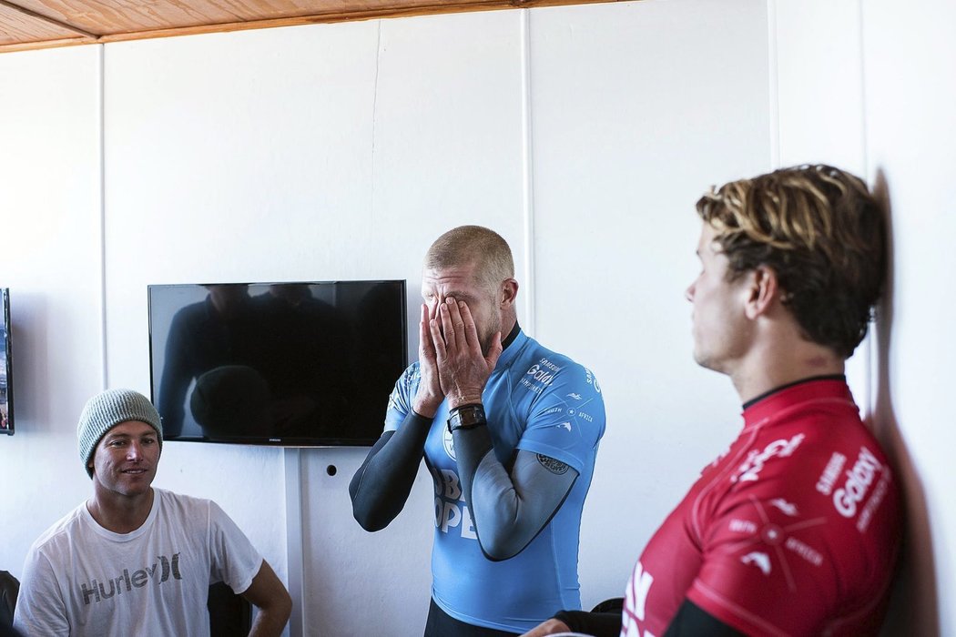 Měl velké štěstí. Surfař Mick Fanning ustál útok žraloka.