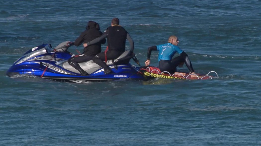 Záchranáři odvážení Micka Fanninga do bezpečí po útoku žraloka
