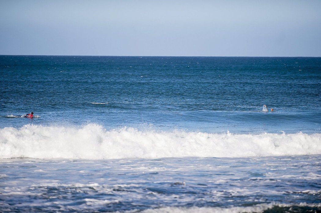 Napínavé scény při surfařských závodech  J-Bay Open v Jihoafrické republice. Mick Fanning v ohrožení po ataku žraloka.