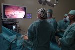 Britský chirurg Ameet Patel z King&#39;s College hospital předvedl v Brně moderní způsob operace bypassu.
