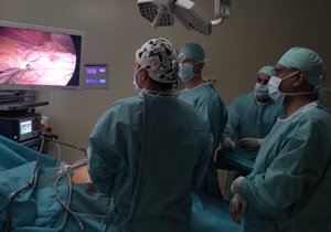 Britský chirurg Ameet Patel z King&#39;s College hospital předvedl v Brně moderní způsob operace bypassu.