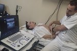 Primář ARO Surgal Clinic Zdeněk Chátal ukazuje na pacientovi Josefu Gabrhelovi využití nové bezbolestné metody.