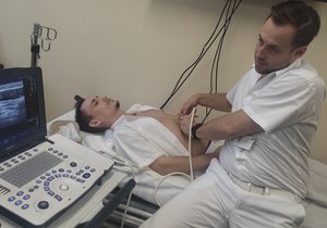 Primář ARO Surgal Clinic Zdeněk Chátal ukazuje na pacientovi Josefu Gabrhelovi využití nové bezbolestné metody.