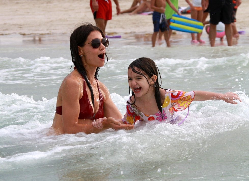 Suri s maminkou si v Miami zašly zaplavat. A bylo vidět, že si společné chvíle ve vlnách opravdu užívaly.