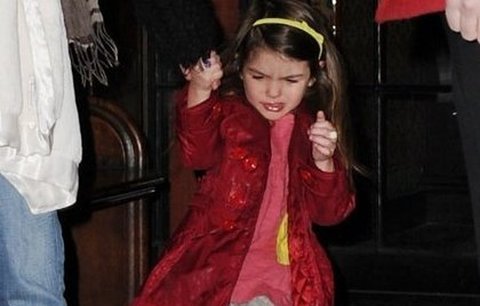 Suri Cruise (3) si vyrazila s rudou rtěnkou