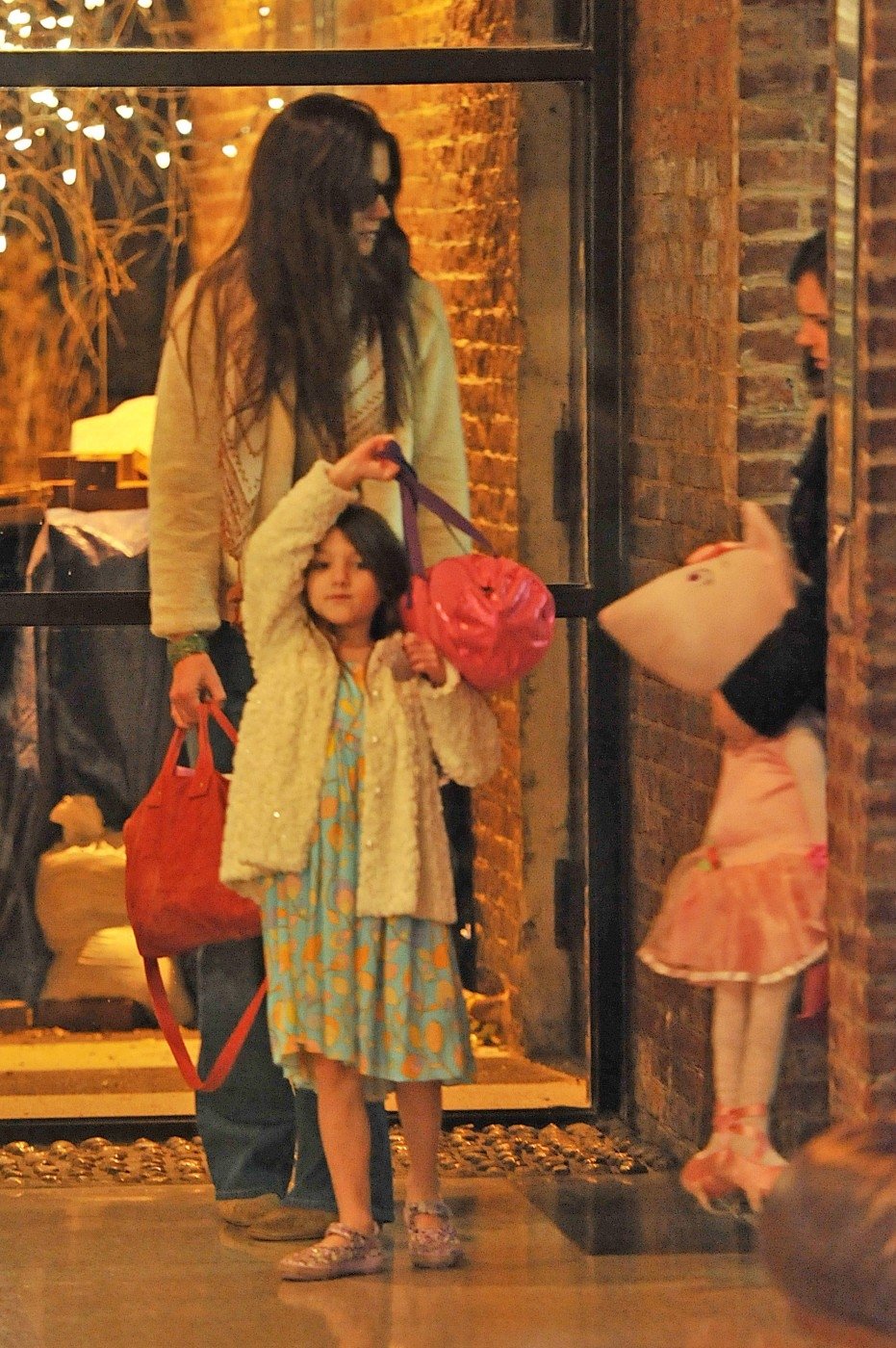 Katie Holmes, v doprovodu své dcery a její chůvy, vychází z rodinného apartmánu v centru New Yorku