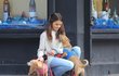 Dcera Toma Cruise krotila psy v ulicích New Yorku. Slavného tátu děvče nezapře.