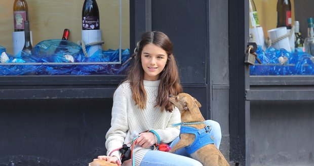Dcera Toma Cruise krotila psy v ulicích New Yorku. Slavného tátu děvče nezapře.