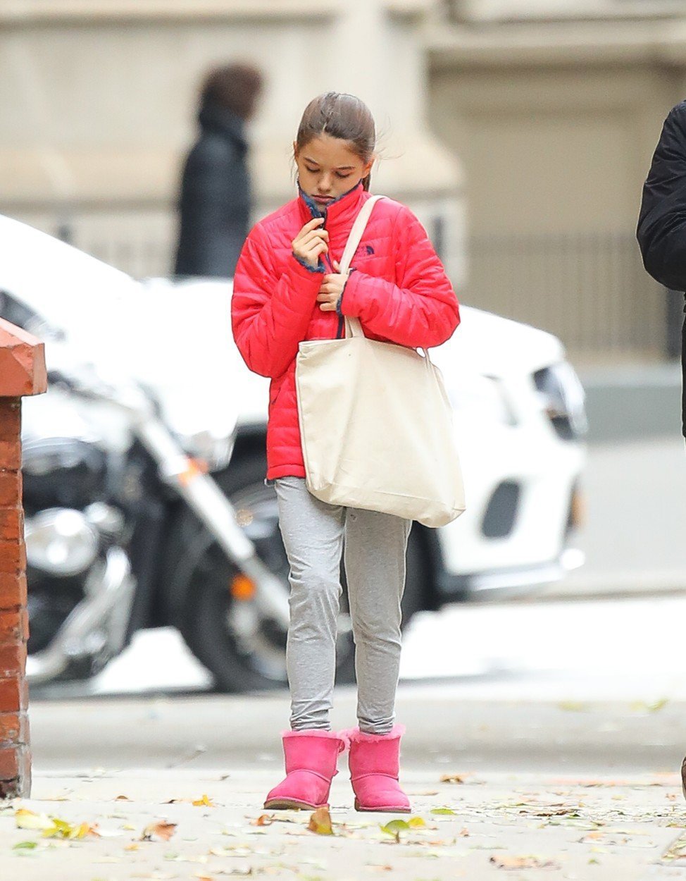 Suri Cruise s vychovatelkou v ulicích New  Yorku