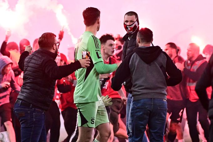 Velká ostuda na závěr derby „S“! Fanoušci předčasně vtrhli na hřiště, napadli Surovčíka! Velká ostuda na závěr derby „S“! Fanoušci předčasně vtrhli na hřiště, napadli Surovčíka!