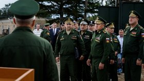 Generál Sergej Surovikin, ministr obrany Sergej Šojgu a další důstojníci na inspekci vojska východního okruhu.