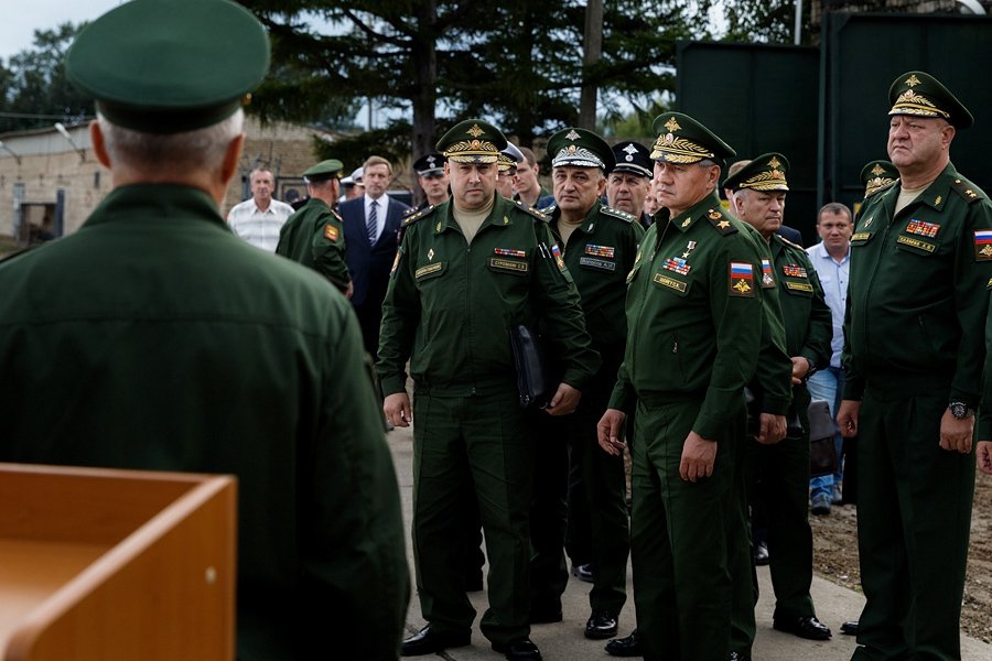 Generál Sergej Surovikin, ministr obrany Sergej Šojgu a další důstojníci na inspekci vojska východního okruhu