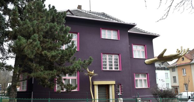 Výrazně barevnou fasádu a surrealistickou výzdobu získal dům v Tišnovské ulici v Brně-Černých Polích. Jde o dílo výtvarníka Lubo Kristka.
