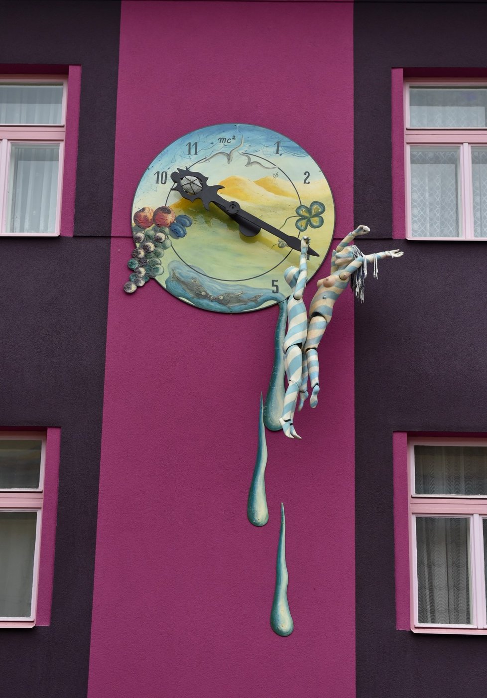 Výrazně barevnou fasádu a surrealistickou výzdobu získal dům v Tišnovské ulici v Brně-Černých Polích. Jde o dílo výtvarníka Lubo Kristka.