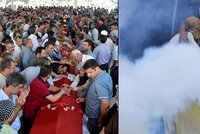 Útok atentátnice z ISIS: 32 mrtvých, pláč nad rakvemi i nepokoje a vodní děla v Turecku