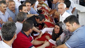 Po teroristickém útoku v tureckém Suruçu došlo na smutek, slzy, ale i zlobu.