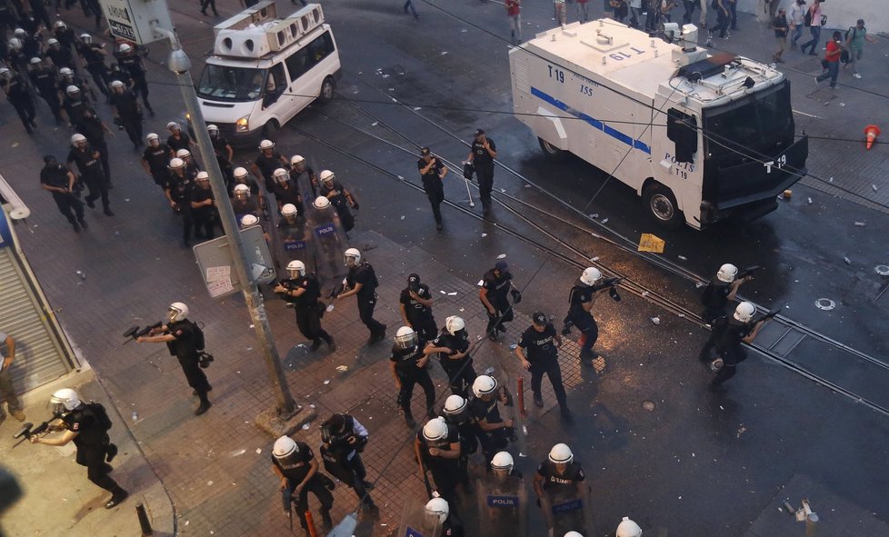 Po teroristickém útoku v tureckém Suruçu došlo na smutek, slzy, ale i zlobu. Proti tureckým demonstrantům tak vytáhla policie.