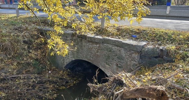 Silničáři na půl roku zavřou silnici mezi Brnem a Vyškovem u Rohlenky. Důvodem je katastrofální stav jednoho z mostů.