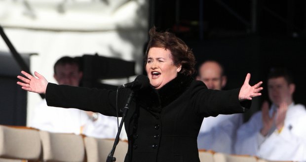 Susan Boyle zpívá před příchodem papeže Benedikta XVI. do Glasgow 16.září 2010. Papež tu dnes zahájil vůbec první státní návštěvu hlavy římsko-katolické církve v Británii.