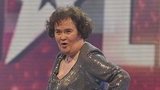 Susan Boyle ukázala stehna a pak skončila v nemocnici!
