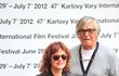 Hollywoodská hvězda Susan Sarandon (65) přijela ve čtvrtek do Varů, kde se před hotelem Pupp políbila a vyfotila s prezidentem festivalu Jiřím Bartoškou. Poté si Susan s početnou ochrankou prohlédla město, včera se prošla po červeném koberci a uvedla v hotelu Thermal film Jeff, který žije s mámou.