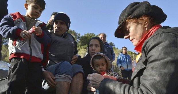 Herečka Susan Sarandon přicestovala za uprchlíky na řecký ostrov Lesbos.