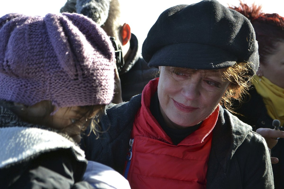 Herečka Susan Sarandon přicestovala za uprchlíky na řecký ostrov Lesbos.